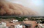 Nuvem fumaa e p sobre cidade.