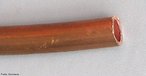 O cobre  um elemento qumico metlico, vermelho-amarelado, de smbolo Cu (do latim cuprum), nmero atmico 29 (29 prtons e 29 eltrons) e de massa atmica 63,6 uma, tem densidade 8,9 e funde-se a 1.084 C. Conhecido desde a antiguidade, o cobre  utilizado atualmente, para a produo de materiais condutores de eletricidade (fios e cabos ), e em ligas metlicas como lato e bronze. <br/><br/> Palavras-chave: Cobre. Metais. Tabela peridica.