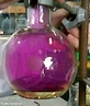 Imagem de um balo de vidro contendo Iodo sublimado (passou do estado slido para o gasoso diretamente), na forma de vapor de cor roxa. <br/><br/> Palavras-chave: Sublimao. Iodo. Mudana de estados fsicos.