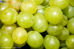 A uva  formada por compostos qumicos que influenciam a estrutura do vinho e esto representados principalmente por steres, terpenos, lcoois, cidos, aldedos e cetonas (carbonlicos), alm de ser fonte de vitamina C. <br/><br/> Palavras-chave: Uva. Vitamina. Funes orgnicas. 
