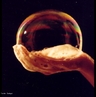 Ilustrao de uma bolha de sabo, com a qual podemos exemplificar a tenso superficial de um lquido. <br/><br/> Palavras-chave: Tenso superficial. Bolha de sabo. Membrana elstica.