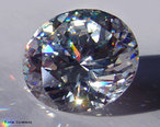 Zircnia Cbica (ou CZ) dixido de zircnio (ZrO2)  uma gema produzida em laboratrio como imitao do diamante. Encontra-se zircnia na natureza, mas cristalizada no sistema monoclnico, no cbico, constituindo o mineral chamado baddeleyta. A zircnia cbica  dura, com disperso maior que a do diamante e geralmente incolor, mas pode ser produzida numa grande variedade de cores. No deve ser confundida com zirco, silicato de zircnio(ZrSiO4). <br/><br/> Palavras-chave: Zircnia. Brilhantes. xido de zircnio.