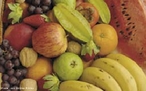 Imagem do livro didtico pblico que mostra uma cesta de frutas, fontes de steres naturais, na indstria os steres so imitados, o odor e o gosto dos frutos, neste caso so chamados de flavorizantes. <br/><br/> Palavras-chave: Frutas. steres. Funes orgnicas. Flavorizantes.