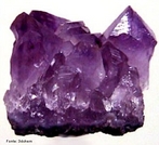Ametista  uma pedra que apresenta uma variedade violeta ou prpura do quartzo, muito usada como ornamento. <br/><br/> Palavras-chave: Ametista. Ornamento. Pedra preciosa.