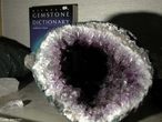 Ametista  uma pedra que apresenta uma variedade violeta ou prpura do quartzo, muito usada como ornamento. <br/><br/> Palavras-chave: Ametista. Quartzo. Pedra ornamental. Geodo.