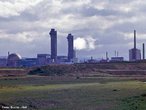 Usina de Windscale - Inglaterra, 1957. Mas um acidente fruto da negligncia com a segurana, dessa vez no Reino Unido. Durante a corrida armamentista nuclear, aps a Segunda Guerra Mundial, a Inglaterra resolveu construir uma bomba atmica o mais rpido possvel, na cidade de Windscale. O incidente ocorreu no dia 10 de outubro de 1957, com um incndio no ncleo do reator britnico, que levou ao vazamento de material radioativo para a atmosfera das regies vizinhas. Temendo manchar a imagem do seu programa nuclear, o governo ingls tentou esconder o acidente, que teria causado mais de duas centenas de casos de cncer entre as comunidades vizinhas ao incndio. <br/><br/> Palavras-chave: Usina de Windscale. Acidentes nucleares. Energia nuclear. Radioatividade.