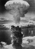 Imagem do livro didtico pblico retratando a exploso da bomba atmica em Nagasaki - Japo. <br/><br/> Palavras-chave: Bomba atmica. Radioatividade. Emisses radioativas. Leis da radioatividade.