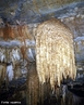 Imagem de uma caverna com estalactites, que so formaes rochosas sedimentares que se originam no teto de uma gruta ou caverna, crescendo para baixo, em direo ao cho da gruta ou caverna, pela deposio (precipitao) de carbonato de clcio arrastado pela gua que goteja do teto. Apresentam frequentemente uma forma tubular ou cnica. <br/><br/> Palavras-chave: Estalactites. Carbonato de clcio. Caverna.