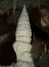 Imagem de uma caverna com estalagmite. Estalagmites so formaes que crescem a partir do cho de uma gruta ou caverna que vo em direo ao teto, formadas pela deposio (precipitao) de carbonato de clcio arrastado pela gua que goteja do teto. <br/><br/> Palavras-chave: Estalagmite. Carbonato de clcio. Caverna.
