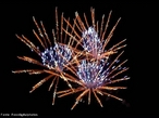 Imagem que mostra fogos de artifcio que  composto basicamente por plvora (mistura de enxofre, carvo e salitre 'nitrato de potssio') e por um sal de um elemento determinado (o que ir determinar a cor da luz produzida na exploso). Os componentes dos fogos de artifcio responsveis pelos efeitos luminosos so os elementos alcalino-terrosos (Brio, Berlio, Clcio, Estrncio, Magnsio). Quando sujeito a uma fonte de energia forte (plvora), cada um destes elementos emite uma luz intensa com uma determinada cor caracterstica. A cor branca  produzida pelo Magnsio, a vermelha pelo Estrncio e a verde pelo Brio. <br/><br/> Palavras-chave: Fogos de artifcio. Tabela peridica. Plvora.