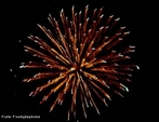 Imagem que mostra fogos de artifcio, que  composto basicamente por plvora (mistura de enxofre, carvo e salitre 'nitrato de potssio') e por um sal de um elemento determinado (o que ir determinar a cor da luz produzida na exploso). Os componentes dos fogos de artifcio responsveis pelos efeitos luminosos so os elementos alcalino-terrosos (Brio, Berlio, Clcio, Estrncio, Magnsio). Quando sujeito a uma fonte de energia forte (plvora), cada um destes elementos emite uma luz intensa com uma determinada cor caracterstica. A cor branca  produzida pelo Magnsio, a vermelha pelo Estrncio e a verde pelo Brio. <br/><br/> Palavras-chave: Fogos de artifcio. Tabela peridica. Plvora.