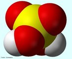 Representao tridimensional em bola do cido Sulfrico, H2SO4: Lquido incolor, viscoso e oxidante. Densidade de 1,84g/cm3. Ao diluir o cido sulfrico, no se deve adicionar gua, porque o calor liberado vaporiza a gua rapidamente,  medida que ela vai sendo adicionada.  uma das substncias mais utilizadas nas indstrias. O maior consumo de cido sulfrico se d na fabricao de fertilizantes, como os superfosfatos e o sulfato de amnio.  ainda utilizado nas indstrias petroqumicas, de papel, de corantes etc. e nas baterias de chumbo (baterias de automveis). <br/><br/> Palavras-chave: cido sulfrico. cidos inorgnicos. Funes qumicas. Frmula tridimensional.