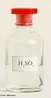 Frasco com cido sulfrico.  O cido Sulfrico, H2SO4: Lquido incolor, viscoso e oxidante. Densidade de 1,84g/cm3. Ao diluir o cido sulfrico, no se deve adicionar gua, porque o calor liberado vaporiza a gua rapidamente,  medida que ela vai sendo adicionada.  uma das substncias mais utilizadas nas indstrias. O maior consumo de cido sulfrico se d na fabricao de fertilizantes, como os superfosfatos e o sulfato de amnio.  ainda utilizado nas indstrias petroqumicas, de papel, de corantes etc. e nas baterias de chumbo (baterias de automveis). <br/><br/> Palavras-chave: cido sulfrico. cido. Funes inorgnicas. Molcula.