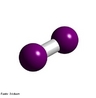 Representao tridimensional da molcula de iodo.  um elemento qumico de smbolo I , de nmero atmico 53, massa atmica 126,9 u.  temperatura ambiente, o iodo encontra-se no estado slido.  um no metal, do grupo dos halognios (17 ou VIIA) da classificao peridica dos elementos.  o menos reativo e o menos eletronegativo de todos os elementos do seu grupo.  um oligoelemento, empregado principalmente na medicina, fotografia e como corante. Foi descoberto na Frana pelo qumico Bernard Courtois em 1811 a partir de algas marinhas. <br/><br/> Palavras-chave: Iodo. Molcula. Tabela peridica.