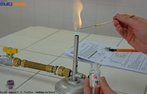 Foto tirada no Colgio Estadual do Paran, no laboratrio de Qumica, identificando o ction brio pelo teste de chama. Podemos perceber uma contaminao com sdio (amarelo) que mascara a cor do brio, que  verde banana. <br/><br/> Palavras-chave: Teste de chama. Elementos qumicos. Tabela peridica. Ction brio. 