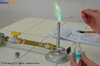 Foto tirada no Colgio Estadual do Paran, no laboratrio de Qumica, identificando o ction cobre pelo teste de chama. Colorao da chama: verde (azul esverdeado). <br/><br/> Palavras-chave: Teste de chama. Elementos qumicos. Tabela peridica. Ction cobre.