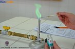 Foto tirada no Colgio Estadual do Paran, no laboratrio de Qumica, identificando o ction cobre pelo teste de chama. Colorao da chama: verde (azul esverdeado). <br/><br/> Palavras-chave: Teste de chama. Elementos qumicos. Tabela peridica. Ction cobre.