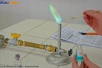 Foto tirada no Colgio Estadual do Paran, no laboratrio de Qumica, identificando o ction cobre pelo teste de chama. Colorao da chama: verde (azul esverdeado). <br/><br/> Palavras-chave: Teste de chama. Elementos qumicos. Tabela peridica. Ction cobre.