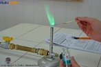 Foto tirada no Colgio Estadual do Paran, no laboratrio de Qumica, identificando o ction cobre pelo teste de chama. Colorao da chama: verde (azul esverdeado). <br/><br/> Palavras-chave: Teste de chama. Elementos qumicos. Tabela peridica. Ction cobre.