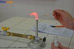 Foto tirada no Colgio Estadual do Paran, no laboratrio de Qumica, identificando o ction estrncio pelo teste de chama. Colorao da chama: vermelho sangue. <br/><br/> Palavras-chave: Teste de chama. Elementos qumicos. Tabela peridica. Ction estrncio.