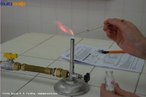 Foto tirada no Colgio Estadual do Paran, no laboratrio de Qumica, identificando o ction estrncio pelo teste de chama. Colorao da chama: vermelho sangue. <br/><br/> Palavras-chave: Teste de chama. Elementos qumicos. Tabela peridica. Ction estrncio.