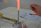 Foto tirada no Colgio Estadual do Paran, no laboratrio de Qumica, identificando o ction ltio pelo teste de chama. Colorao da chama: carmim. <br/><br/> Palavras-chave: Teste de chama. Elementos qumicos. Tabela peridica. Ction ltio.