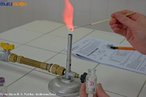 Foto tirada no Colgio Estadual do Paran, no laboratrio de Qumica, identificando o ction ltio pelo teste de chama. Colorao da chama: carmim. <br/><br/> Palavras-chave: Teste de chama. Elementos qumicos. Tabela peridica. Ction ltio.