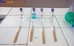 Foto tirada no Colgio Estadual do Paran, no laboratrio de Qumica, para identificao de elementos qumicos pelo teste de chama. <br/><br/> Palavras-chave: Material de laboratrio. Teste de chama. Elementos qumicos. Tabela peridica.