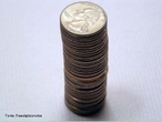 Esto em circulao 2 famlias de moedas do Real, a primeira emitida de 1994 a 1997  toda em ao inoxidvel e a segunda  composta de tipos diferenciados de metal e acabamento para facilitar a identificao.  1 e 5 centavos: Ao inoxidvel (borda lisa) e em 1994, ao Inoxidvel revestido com Cobre (borda lisa). 10 e 25 centavos: Ao Inoxidvel Revestido com Bronze (borda serrilhada). 50 centavos: 1998-2001: Cupronquel e em 2001- : Ao Inoxidvel. 1 real: 1998-1999: Cupronquel (ncleo) e Alpaca (anel) e em 2002- : Ao Inoxidvel(ncleo) e Ao Inoxidvel revestido de bronze(anel) (ambas com serrilha intermitente na borda ). As moedas americanas seguiram o tradicional padro de cunhagem de 5 cents em nquel (liga de 75% cobre e 25% nquel, conhecida como "copper-nickel"), estabelecido desde 1866. Ocorre que, entre as datas de 1942 e 1945, houve uma mudana na composio da liga da pea.A alternativa americana foi substituir a liga de "copper-nickel" dos 5 cents por uma liga trimetlica, composta de 9% mangans, 56% cobre e 35% prata. <br/><br/> Palavras-chave: Moedas. Ligas metlicas. Ao. Bronze. Cupronquel. Tabela peridica.  