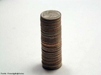 Esto em circulao 2 famlias de moedas do Real, a primeira emitida de 1994 a 1997  toda em ao inoxidvel e a segunda  composta de tipos diferenciados de metal e acabamento para facilitar a identificao.  1 e 5 centavos: Ao inoxidvel (borda lisa) e em 1994, ao Inoxidvel revestido com Cobre (borda lisa). 10 e 25 centavos: Ao Inoxidvel Revestido com Bronze (borda serrilhada). 50 centavos: 1998-2001: Cupronquel e em 2001- : Ao Inoxidvel. 1 real: 1998-1999: Cupronquel (ncleo) e Alpaca (anel) e em 2002- : Ao Inoxidvel(ncleo) e Ao Inoxidvel revestido de bronze(anel) (ambas com serrilha intermitente na borda ). As moedas americanas seguiram o tradicional padro de cunhagem de 5 cents em nquel (liga de 75% cobre e 25% nquel, conhecida como "copper-nickel"), estabelecido desde 1866. Ocorre que, entre as datas de 1942 e 1945, houve uma mudana na composio da liga da pea.A alternativa americana foi substituir a liga de "copper-nickel" dos 5 cents por uma liga trimetlica, composta de 9% mangans, 56% cobre e 35% prata. <br/><br/> Palavras-chave: Moedas. Ligas metlicas. Ao. Bronze. Cupronquel. Tabela peridica.