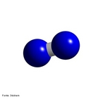 Representao tridimensional de uma molcula de nitrognio.  o quinto elemento mais abundante no Universo. Nas condies ambientes (25 C e 1 atm)  encontrado no estado gasoso, obrigatoriamente em sua forma molecular biatmica (N2), formando cerca de 78% do volume do ar atmosfrico. A mais importante aplicao comercial do nitrognio  na obteno do gs amonaco pelo processo Haber. <br/><br/> Palavras-chave: Nitrognio. Molcula. Substncia simples.