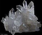 O quartzo  o segundo mais abundante mineral da Terra (aproximadamente 12% vol.), seguindo-se aos feldspatos. Possui estrutura cristalina trigonal composta por tetraedros de slica (dixido de silcio, SiO2), pertencendo ao grupo dos tectossilicatos. <br/><br/> Palavras-chave: Quartzo. Minerais. Dixido de silcio.