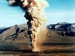 Regio de Testes Nucleares em Yucca Flat - EUA, 1970 Localizada a 65 quilmetros de Las Vegas, Yuca Flat  uma das regies de testes nucleares do estado americano de Nevada. No dia 18 de dezembro de 1970, um exerccio de detonao de dispositivo de alta potncia no subterrneo da regio provocou rachaduras no solo e detritos radioativos escaparam para a atmosfera. Oitenta e seis trabalhadores no local foram expostos a radiao. <br/><br/> Palavras-chave: Yucca Flat. Acidentes nucleares. Energia nuclear. Radioatividade.