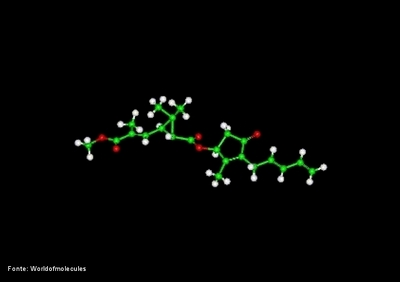 Representao tridimensional da molcula de Piretrina.  uma substncia qumica sinttica, amplamente utilizada como inseticida, acaricida, e repelente de insetos. Pertence  famlia de produtos qumicos sintticos denominados piretroides e funciona como uma neurotoxina. So de baixa toxidez para mamferos em geral ou aves, mas  elevada para peixes e gatos.
A Piretrina tem quatro estereoismeros (dois pares enantiomricos), decorrentes dos dois estereocentros no anel ciclopropano. O par trans-enantiomrico  conhecido como transperetrina.
Nomenclatura IUPAC: 3-Phenoxybenzyl(1RS)-cis,trans-3-(2,2-dichlorovinyl)-2,2-dimethylcyclopropanecarboxylate. Frmula molecular: C21H20Cl2O3. Massa molar: 391,28 g/mol.
<br/><br/>
Palavras-chave: Peritrina. Qumica orgnica. Pesticidas. Inseticidas.