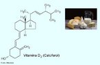 Vitamina D  o nome geral dado a um grupo de compostos lipossolveis que so essenciais para manter o equilbrio mineral no corpo.  tambm conhecida como calciferol e vitamina antirraqutica. As formas principais so conhecidas como vitamina D2 (ergocalciferol: de origem vegetal) e vitamina D3 (colecalciferol: de origem animal). Dado que o colecalciferol  sintetizado na pele atravs da ao da luz ultra-violeta no 7-dehidrocolesterol, um derivado do colesterol que est distribudo de forma generalizada na gordura animal, a vitamina D no est de acordo com a definio clssica de vitamina. De qualquer modo, dado o nmero de factores que influenciam a sntese, tais como a latitude, a estao, a poluio area, a rea de pele exposta, a pigmentao, a idade, etc., a vitamina D  reconhecida como um nutriente essencial da dieta. Principais fontes na natureza. As fontes naturais mais ricas em vitamina D so os leos de fgado de peixe e os peixes de gua salgada, tais como as sardinhas, o arenque, o salmo e a sarda. Os ovos, a carne, o leite e a manteiga tambm contm pequenas quantidades. As plantas so fontes fracas e a fruta e os frutos secos no tm qualquer vitamina D. A quantidade de vitamina D no leite humano  insuficiente para cobrir as necessidades infantis. <br/><br/> Palavras-chave: Vitamina D. Calciferol. Vitaminas. Qumica orgnica. Bioqumica.