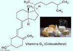 Vitamina D é o nome geral dado a um grupo de compostos lipossolúveis que são essenciais para manter o equilíbrio mineral no corpo. É também conhecida como calciferol e vitamina antiraquítica. As formas principais são conhecidas como vitamina D2 (ergocalciferol: de origem vegetal) e vitamina D3 (colecalciferol: de origem animal). Dado que o colecalciferol é sintetizado na pele através da acção da luz ultra-violeta no 7-dehidrocolesterol, um derivado do colesterol que está distribuído de forma generalizada na gordura animal, a vitamina D não está de acordo com a definição clássica de vitamina. De qualquer modo, dado o número de factores que influenciam a síntese, tais como a latitude, a estação, a poluição aérea, a área de pele exposta, a pigmentação, a idade, etc., a vitamina D é reconhecida como um nutriente essencial da dieta. Principais fontes na natureza As fontes naturais mais ricas em vitamina D são os óleos de fígado de peixe e os peixes de água salgada, tais como as sardinhas, o arenque, o salmão e a sarda. Os ovos, a carne, o leite e a manteiga também contêm pequenas quantidades. As plantas são fontes fracas e a fruta e os frutos secos não têm qualquer vitamina D. A quantidade de vitamina D no leite humano é insuficiente para cobrir as necessidades infantis. <br/><br/> Palavras-chave: Vitamina D. Calciferol. Vitaminas. Química orgânica. Bioquímica.