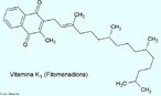 A vitamina K surge sob vrias formas. A vitamina K1 (filoquinona, fitonadiona) encontra-se principalmente nos vegetais. A vitamina K2 (menaquinona), a qual tem cerca de 75% da fora da vitamina K1,  sintetizada por bactrias no trato intestinal dos seres humanos e de vrios animais. A vitamina K3 (menadiona)  um composto sinttico que pode ser convertido em K2 no tracto intestinal. Principais fontes na natureza As melhores fontes de vitamina K na dieta so os vegetais de folhas verdes, tais como folhas de nabo, espinafres, brcolos, couve e alface. Outras fontes ricas, so as sementes de soja, fgado de vaca e ch verde. Boas fontes incluem a gema de ovo, aveia, trigo integral, batatas, tomates, espargos, manteiga e queijo. So encontrados nveis menores na carne de vaca, de porco, presunto, leite, cenouras, milho, na maioria dos frutos e em muitos outros vegetais.  Como uma fonte importante de vitamina K2, temos a flora bacteriana do jejuno e do leo. No  no entanto clara a extenso da utilizao das menaquinonas sintetizadas pelos microrganismos das vsceras. <br/><br/> Palavras-chave: Vitamina K1. Filoquinona. Vitaminas. Qumica orgnica. Bioqumica.