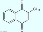 A vitamina K surge sob vrias formas. A vitamina K1 (filoquinona, fitonadiona) encontra-se principalmente nos vegetais. A vitamina K2 (menaquinona), a qual tem cerca de 75% da fora da vitamina K1,  sintetizada por bactrias no trato intestinal dos seres humanos e de vrios animais. A vitamina K3 (menadiona)  um composto sinttico que pode ser convertido em K2 no trato intestinal. Principais fontes na natureza As melhores fontes de vitamina K na dieta so os vegetais de folhas verdes, tais como folhas de nabo, espinafres, brcolos, couve e alface. Outras fontes ricas, so as sementes de soja, fgado de vaca e ch verde. Boas fontes incluem a gema de ovo, aveia, trigo integral, batatas, tomates, espargos, manteiga e queijo. So encontrados nveis menores na carne de vaca, de porco, presunto, leite, cenouras, milho, na maioria dos frutos e em muitos outros vegetais. Como uma fonte importante de vitamina K2, temos a flora bacteriana do jejuno e do leo. No  no entanto clara a extenso da utilizao das menaquinonas sintetizadas pelos microrganismos das vsceras. <br/><br/> Palavras-chave: Vitamina K3. Menaquinona. Vitaminas. Qumica orgnica. Bioqumica.