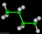 Representação tridimensional da molécula de butano é um derivado do petróleo. É um gás incolor, inodoro e altamente inflamável. É um hidrocarboneto gasoso, obtido do aquecimento lento do petróleo. Componente do gás de cozinha, sua fórmula é C4H10, é um hidrocarboneto com carbonos primários e secundários de ligação sp³, de cadeia aberta (acíclica ou alifática). O termo butano é também usado como um coletivo do n-butano junto com seu único isômero, isobutano (também chamado metilpropano), CH(CH3)3. Sua molécula é apolar (por ser um hidrocarboneto), portanto, não é solúvel em água - outras misturas de hidrocarbonetos obtidas a partir do petróleo, como a gasolina, o querosene ou o diesel, são igualmente homogêneas e insolúveis em água -. As ligações intermoleculares do butano - como todos outros hidrocarbonetos apolares - são feitas por forças de van der Waals por dipolos temporários, que são as mais fracas das ligações intermoleculares. Por isso, as temperaturas de fusão e ebulição são menores que de outros componentes. <br/><br/> Palavras-chave: Butano. n-butano. Isobutano. Metilpropano. Hidrocarbonetos. Funções químicas. Química orgânica. Solventes.
