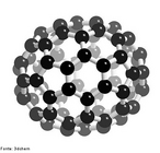 Representação de uma molécula com 70 átomos de carbono. Um fulereno é qualquer molécula composta inteiramente de carbono , sob a forma de um oco esfera , elipsóide ou tubo . Fulerenos esféricas são também chamadas de buckyballs, e eles lembram as bolas usadas em futebol. Os cilíndricos são chamados de nanotubos de carbono ou buckytubes.  Fulerenos são semelhantes em estrutura a grafite, a qual é composta por empilhados grafeno ligadas folhas de anéis hexagonais, mas eles podem também conter pentagonais (ou, por vezes, heptagonal) anéis. <br/><br/> Palavras-chave: Carbono. Átomos. Substância simples.