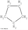 O ciclopentano é um hidrocarboneto alicíclico altamente inflamável com fórmula química C5H10 e sua estrutura típica é a conformação de "envelope". <br/><br/> Palavras-chave: Ciclopentano. Química do carbono. Hidrocarbonetos.