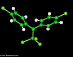 Representação tridimensional da molécula de DDT (sigla de Dicloro-Difenil-Tricloroetano). É um organoclorado e foi o primeiro pesticida moderno tendo sido largamente usado após a Segunda Guerra Mundial para o combate dos mosquitos causadores da malária e do tifo. O DDT foi sintetizado em 1874, mas apenas em 1939 é que um químico suíço, Paul Muller, descobriu suas propriedades inseticidas. Por esta descoberta, o suíço recebeu o prêmio Nobel de medicina, em 1948. O DDT é sintetizado pela reação entre o cloral e o clorobenzeno, usando-se o ácido sulfúrico como catalizador. O estado químico do DDT, em condições de temperatura (0° a 40°C) é sólido. Trata-se de inseticida barato e altamente eficiente. Apesar de sua eficiência, a bióloga norte-americana Rachel Carson, denunciou em seu livro Primavera Silenciosa que o DDT causava doenças como o câncer e interferia com a vida animal causando por exemplo o aumento de mortalidade dos pássaros. Por este e outros estudos o DDT foi banido na década de 1970 de vários países. O DDT tem seu uso controlado pela Convenção de Estocolmo sobre os Poluentes Orgânicos Persistentes e teve sua fabricação, importação, exportação, manutenção em estoque, comercialização e uso, proibidos no Brasil pela Lei n. 11.936 de 14 de maio de 2009. Nomenclatura IUPAC: 4,4'-(2,2,2-trichloroethane-1,1-diyl)bis(chlorobenzene). Fórmual molecular: C14H9Cl5. Massa molar: 354,49 g/mol. <br/><br/> Palavras-chave: DDT. Dicloro-Difenil-Tricloroetano. Organoclorados. Pesticida. Química orgânica.