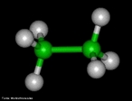 Representação tridimensional da molécula do Etano. A temperatura ambiente é um gás incolor, sem cheiro e inflamável. O etano é um alcano de cadeia alifática, derivado do refino do petróleo, foi obtido sinteticamente a primeira vez por Michael Faraday, por meio da eletrólise de uma solução de acetato de potássio. A principal utilização do etano é na indústria química, na produção do etileno por craqueamento por vapor. <br/><br/> Palavras-chave: Etano. Hidrocarbonetos. Funções químicas. Química orgânica.
