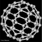 Os fulerenos são a terceira forma mais estável do carbono, após o diamante e o grafite. Foram descobertos recentemente (1985), tornando-se populares entre os químicos, tanto pela sua beleza estrutural quanto pela sua versatilidade para a síntese de novos compostos químicos. Foram chamados de "buckminsterfullerene" em homenagem ao arquiteto R. Buckminster Fuller que inventou a estrutura do domo geodésico, devido à semelhança, daí advindo a denominação antiga desta forma de carbono. <br/><br/> Palavras-chave: Fulereno. Carbono.  Aalotropia. Química do carbono.