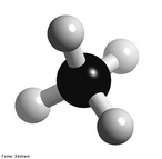 Representao da molcula de metano, um gs incolor, sua molcula  tetradrica e apolar (CH4), de pouca solubilidade na gua e quando adicionado ao ar se transforma em mistura de alto teor inflamvel.  o mais simples dos hidrocarbonetos. As Principais fontes do gs metano so: Emanao atravs de vulces de lama e falhas geolgicas; Decomposio de resduos orgnicos; Fontes naturais (ex: pntanos); Extrao de combustvel mineral; Processo de digesto de animais herbvoros; Bactrias; Aquecimento ou combusto de biomassa anaerbica. O metano  tambm chamado de biogs, pois pode ser produzido pela digesto anaerbica de matria orgnica, como lixo e esgoto, atravs de micro-organismos.  considerado o terceiro gs que provoca efeito estufa (depois do dixido de carbono e vapor d'gua). Ele possui um menor tempo de residncia na atmosfera, quando comparado com o CO2. No entanto, ele possui um potencial de aquecimento 60 vezes maior. Alm da alta capacidade de absoro radiao infravermelha, o metano gera outros gases do efeito estufa - CO2 e O3 troposfrico e vapor de gua estratosfrico. <br/><br/> Palavras-chave: Metano. Hidrocarbonetos. Funes qumicas. Qumica orgnica.