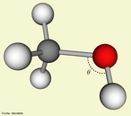 Representação de uma molécula de metanol. O metanol, também conhecido como álcool metílico, é um composto químico com fórmula química CH3OH. Líquido, inflamável, possui chama invisível, fundindo-se a cerca de -98 °C. O metanol, ou ainda o álcool da madeira, pode ser preparado pela destilação seca de madeiras, seu processo mais antigo de obtenção, e de onde, durante muito tempo, foi obtido exclusivamente. Atualmente é obtido pela reação do gás de síntese (produzido a partir de origens fósseis, como o gás natural), uma mistura de H2 com CO passando sobre um catalisador metálico a altas temperaturas e pressões. <br/><br/> Palavras-chave: Metanol. Molécula. Funções químicas.