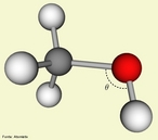 Representao de uma molcula de metanol. O metanol, tambm conhecido como lcool metlico,  um composto qumico com frmula qumica CH3OH. Lquido, inflamvel, possui chama invisvel, fundindo-se a cerca de -98 C. O metanol, ou ainda o lcool da madeira, pode ser preparado pela destilao seca de madeiras, seu processo mais antigo de obteno, e de onde, durante muito tempo, foi obtido exclusivamente. Atualmente  obtido pela reao do gs de sntese (produzido a partir de origens fsseis, como o gs natural), uma mistura de H2 com CO passando sobre um catalisador metlico a altas temperaturas e presses. <br/><br/> Palavras-chave: Metanol. Molcula. Funes qumicas.