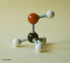Representação tridimensional da molécula de metanol, também conhecido como álcool metílico ou carbinol, é um composto químico com fórmula química CH3OH. Líquido, inflamável, possui chama invisível, fundindo-se a cerca de -98 °C. O metanol, ou ainda o álcool da madeira, pode ser preparado pela destilação de madeiras, ou pela reação do gás de síntese, vindos de origem fósseis gás natural uma mistura de H2 com CO passando sobre um catalisador metálico a altas temperaturas e pressões). Ele também pode ser produzido a partir da cana-de-açúcar. O metanol é principalmente um solvente industrial, pois ele dissolve alguns sais melhor do que o etanol; é utilizado na indústria de plásticos, na extração de produtos animais e vegetais, e como solvente em reações de importância farmacológica, como no preparo de colesterol, vitaminas e hormônios. É matéria-prima na produção de formaldeído. É usado no processo de transesterificação da gordura, para produzir biodiesel. Também é usado como combustível em algumas categorias de monopostos dos EUA (ex: Champ Car, IRL, Dragster). As equipes e o piloto são instruídos de como agir diante de um incêndio provocado por um acidente. Como o fogo não é visível é preciso jogar água em todos os cantos onde supostamente está ocorrendo e no próprio piloto e membros da equipe se for o necessário. <br/><br/> Palavras-chave: Metanol. Álcool metílico. Álcoois. Funções químicas. Química orgânica. Solventes.
