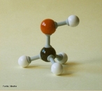 Representao tridimensional da molcula de metanol, tambm conhecido como lcool metlico ou carbinol,  um composto qumico com frmula qumica CH3OH. Lquido, inflamvel, possui chama invisvel, fundindo-se a cerca de -98 C. O metanol, ou ainda o lcool da madeira, pode ser preparado pela destilao de madeiras, ou pela reao do gs de sntese, vindos de origem fsseis gs natural uma mistura de H2 com CO passando sobre um catalisador metlico a altas temperaturas e presses). Ele tambm pode ser produzido a partir da cana-de-acar. O metanol  principalmente um solvente industrial, pois ele dissolve alguns sais melhor do que o etanol;  utilizado na indstria de plsticos, na extrao de produtos animais e vegetais, e como solvente em reaes de importncia farmacolgica, como no preparo de colesterol, vitaminas e hormnios.  matria-prima na produo de formaldedo.  usado no processo de transesterificao da gordura, para produzir biodiesel. Tambm  usado como combustvel em algumas categorias de monopostos dos EUA (ex: Champ Car, IRL, Dragster). As equipes e o piloto so instrudos de como agir diante de um incndio provocado por um acidente. Como o fogo no  visvel  preciso jogar gua em todos os cantos onde supostamente est ocorrendo e no prprio piloto e membros da equipe se for o necessrio. <br/><br/> Palavras-chave: Metanol. lcool metlico. lcoois. Funes qumicas. Qumica orgnica. Solventes.