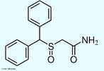 O Modafinil  utilizado para tratar a depresso, esclerose mltipla e vrios outros distrbios associados  fadiga. H relatos de que mdicos esto sendo bombardeados por pessoas saudveis solicitando receitas de modafinil como estimulante cognitivo que os faa dormir menos, trabalhar e se divertir mais. Frmula molecular C15H15NO2S. Massa molar 273,35 g/mol.  Nomenclatura IUPAC (sistemtica) 2-[di(phenyl)methylsulfinyl]acetamide <br/><br/> Palavras-chave: Modafinil. Medicamentos. Qumica orgnica. Doping.